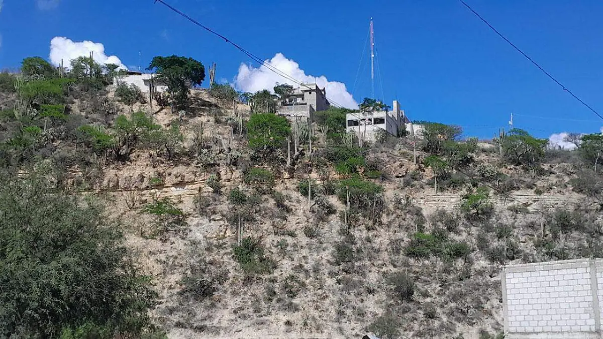 Las familias edifican sus casas sobre la loma y al filo de la barranca